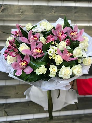 Букет цветов из: Розы и Хризантемы в Краснообске