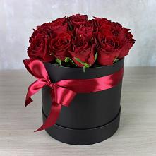 Цветочная композиция из Розы в шляпной коробке в Краснообске