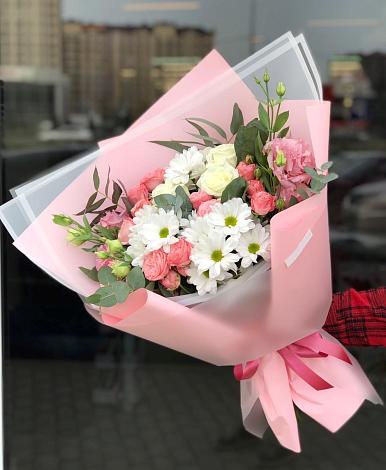 Букет цветов из: Розы, Лизиантусы и Хризантемы в Краснообске